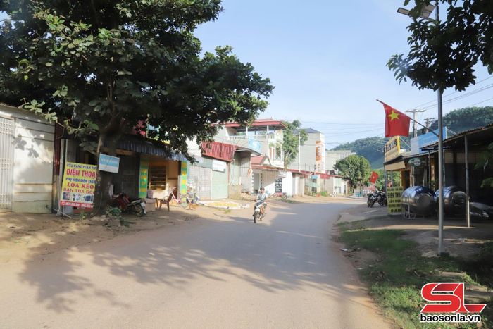 Tuyến đường bản Mường Kham, xã Mường Bú, được rải nhựa.