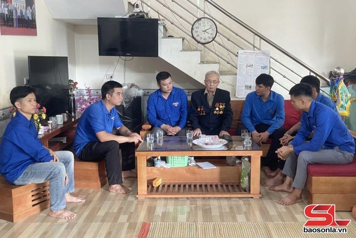 Ông Quàng Văn Lẻ kể cho đoàn viên thanh niên nghe về những ngày tham gia kháng chiến.