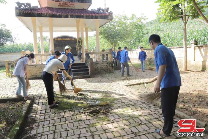 Đoàn Thanh niên xã Mường Bú quét dọn Nghĩa trang liệt sĩ xã Mường Chùm (cũ).