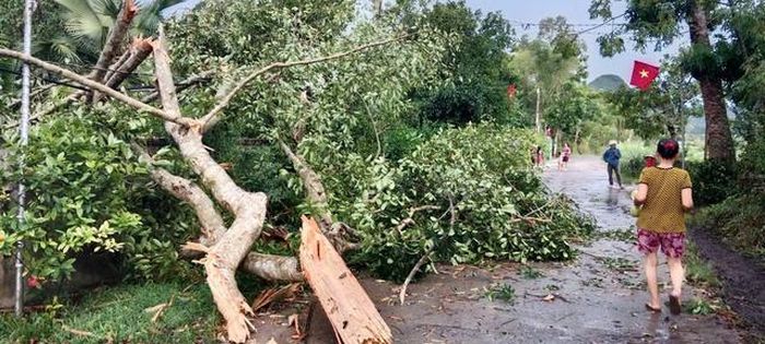 Chính quyền cùng người dân khắc phục thiệt hại sau trận lốc xoáy.