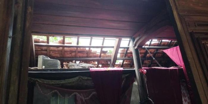 Lốc xoáy gây hư hại nhiều nhà dân.
