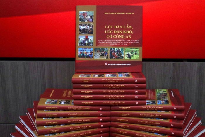  Cuốn sách Lúc dân cần, lúc dân khó, có Công an. Ảnh: Thúy Hạnh.