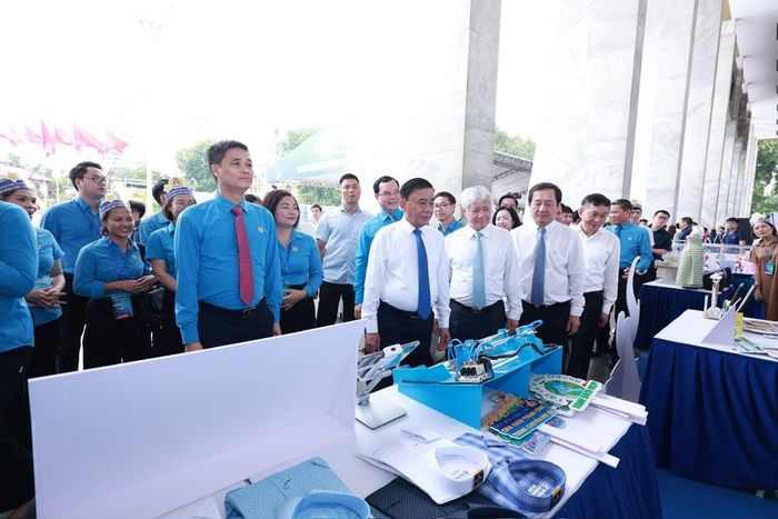 Các lãnh đạo Đảng, Nhà nước và các bộ, ngành, địa phương tham quan các gian hàng Triển lãm