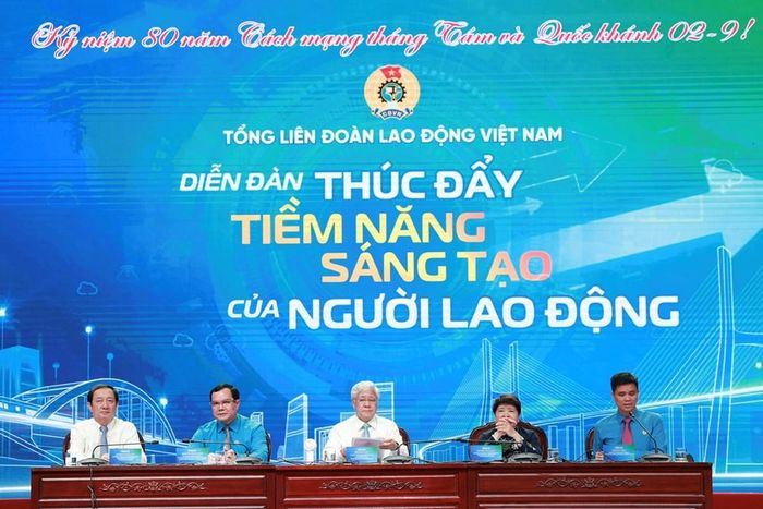 Các đại biểu chủ trì Diễn đàn