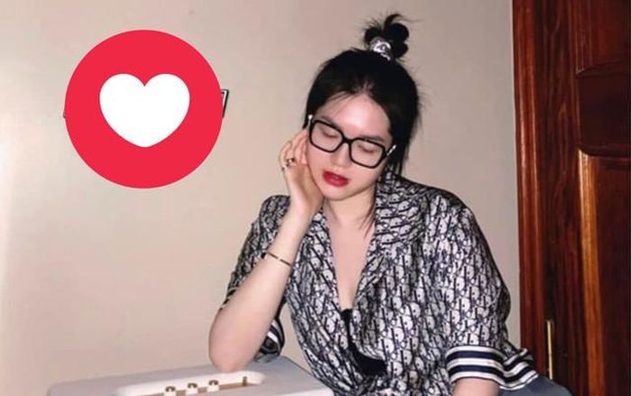 Ái nữ nhà bầu Thụy sở hữu vẻ ngoài xinh xắn và thành tích học tập đáng nể. Ảnh FBNV