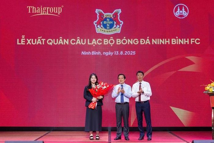 Chủ tịch Nguyễn Ngọc Mỹ Anh ra mắt Ninh Bình FC. Ảnh Ninh Bình FC