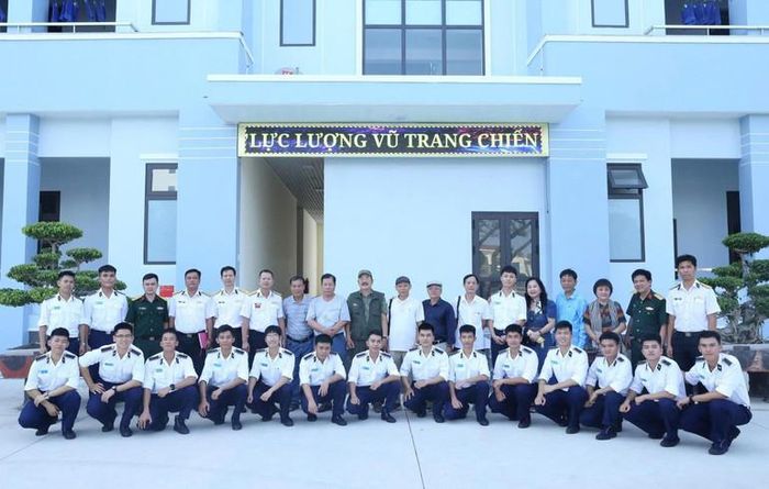  Các nhà văn, nhà thơ dự trại sáng tác thăm và giao lưu với cán bộ, chiến sĩ học viên Học viện Hải quân. 