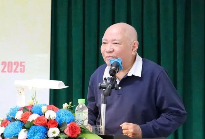  Nhà văn Châu La Việt, người đã hoàn thành tiểu thuyết "Cục Chính trị tiền phương" và tập truyện ngắn, ký sự "Có con sông chảy qua số phận" tại trại sáng tác. 