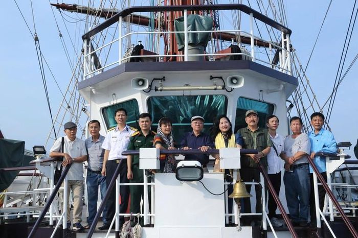  Các nhà văn, nhà thơ trong chuyến đi thực tế biển, đảo Khánh Hòa. 