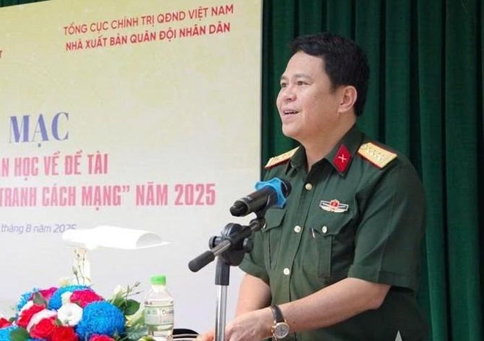  Đại tá, Giám đốc Nhà xuất bản Quân đội nhân dân Phạm Xuân Trường trao đổi với các nhà văn, nhà thơ tham dự Trại sáng tác "Lực lượng vũ trang và chiến tranh cách mạng". 