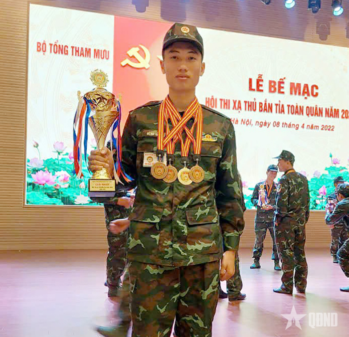 Đại úy Đỗ Hải Nam nhận Huy chương Vàng trong Hội thi xạ thủ bắn tỉa toàn quân năm 2022. 