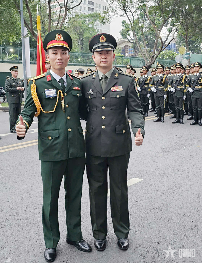 Đại úy Đỗ Hải Nam chụp ảnh lưu niệm cùng cán bộ huấn luyện của Đoàn Nghi lễ Danh dự Quân Giải phóng nhân dân Trung Quốc trong Lễ kỷ niệm 50 năm Ngày giải phóng miền Nam, thống nhất đất nước. 