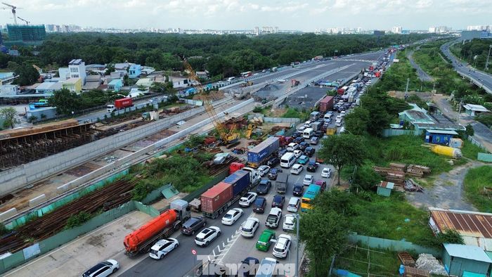  Hiện nay, khu vực nút giao thông An Phú - đường dẫn vào cao tốc TPHCM - Long Thành - Dầu Giây thường xuyên quá tải và xảy ra ùn tắc. 