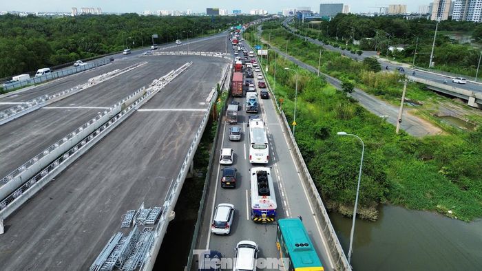 Cùng với đó, TPHCM đang triển khai gấp rút dự án mở rộng tuyến đường dẫn cao tốc TPHCM - Long Thành - Dầu Giây từ 4 làn lên 8 làn xe. Theo Ban Giao thông TPHCM, dự án có chiều dài khoảng 3,2 km (từ nút giao An Phú đến đường Vành đai 2 TPHCM với tổng mức đầu tư gần 1.000 tỷ đồng. Dự án dự kiến sẽ được khởi công vào ngày 19/8 sắp tới và hoàn thành vào 2026 với quy mô mở rộng mỗi bên 4,75 m, nâng tổng chiều rộng mặt đường lên 36 m. 