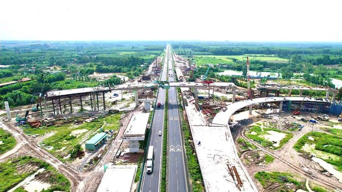  Vị trí nút giao, cầu vượt thuộc dự án cao tốc Biên Hòa - Vũng Tàu qua tuyến đường kết nối sân bay Long Thành đang được thi công. Dự kiến, tuyến cao tốc Biên Hòa - Vũng Tàu sẽ thông xe kỹ thuật toàn bộ tuyến chính trước ngày 19/12 năm nay. Ảnh: MT 