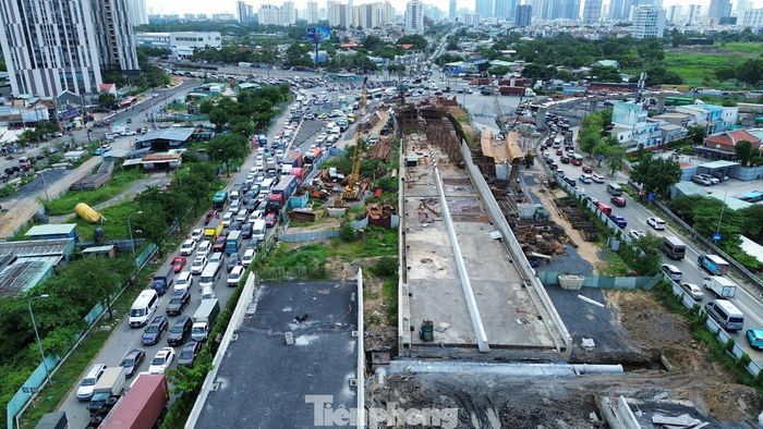  Sau khi hoàn thiện, tuyến đường này sẽ đồng bộ với nút giao ba tầng An Phú và kết nối trực tiếp vào cao tốc TPHCM - Long Thành - Dầu Giây, tạo điều kiện thuận lợi cho hành khách di chuyển nhanh đến sân bay Long Thành và các tỉnh trong vùng. Ảnh: Dự án nút giao An Phú đang trong giai đoạn thi công 