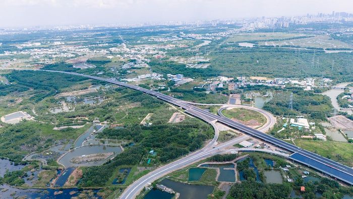  Cao tốc Bến Lức - Long Thành dài gần 58 km, 4 làn xe, 2 làn dừng khẩn cấp, kết đi qua Long An (cũ), TPHCM và Đồng Nai. Hồi tháng 2, VEC đưa vào khai thác khoảng 10 km, sau đó thông xe thêm 18 km vào cuối tháng 4, nâng tổng chiều dài toàn tuyến đưa vào khai thác lên gần 30 km. Đơn vị quản lý dự kiến hoàn thành 28 km còn lại vào tháng 9/2026. 