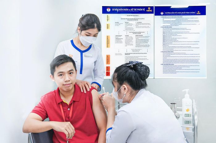 Người lớn tiêm vắc xin phòng bệnh tại Hệ thống tiêm chủng VNVC. Ảnh: Mộc Thảo