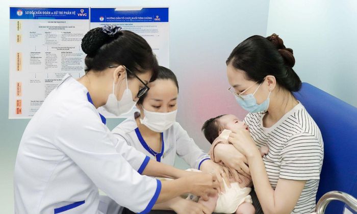 Phụ huynh đưa trẻ đi tiêm vắc xin phòng bệnh tại Hệ thống tiêm chủng VNVC. Ảnh: Mộc Thảo