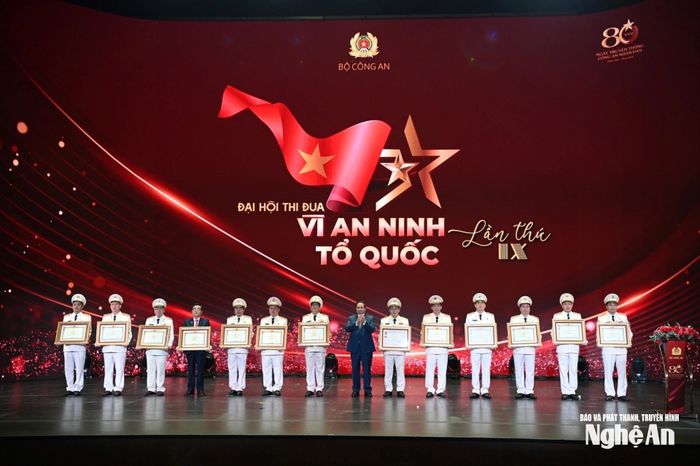 Thượng tá Bùi Quang Vinh (thứ 4 từ trái sang), con trai liệt sĩ Bùi Huy Giáp nhận truy tặng danh hiệu Anh hùng Lực lượng vũ trang nhân dân dành cho người cha kính yêu của mình. Ảnh: Gia đình cung cấp