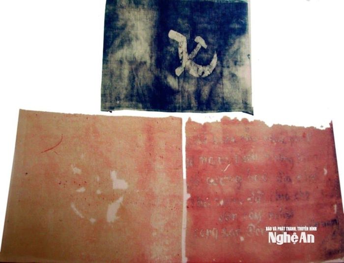 Những lá cờ Đảng dùng trong phong trào cách mạng 1930-1931 ở nhiều địa phương đang được lưu giữ tại Bảo tàng Xô viết Nghệ Tĩnh. Ảnh: Công Kiên