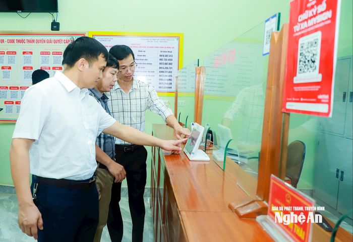 Cán bộ Sở Khoa học và Công nghệ kiểm tra hệ thống tại Trung tâm Hành chính công xã Đông Lộc. Ảnh: Thành Duy