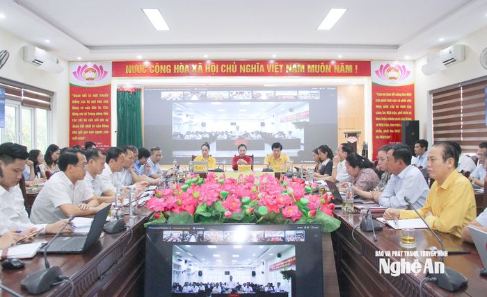 Các đại biểu tham dự tại điểm cầu Nghệ An. Ảnh: Mai Hoa