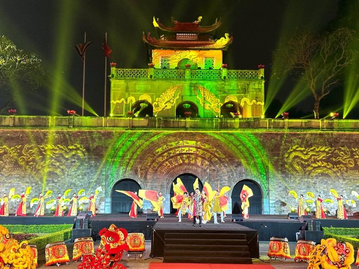 Một buổi biểu diễn tại Hoàng thành Thăng Long được livestream - Ảnh: Hà Nội mới