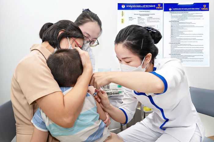 Phụ huynh đưa trẻ đi tiêm vaccine phòng bệnh não mô cầu mới tại VNVC. Ảnh: P.L
