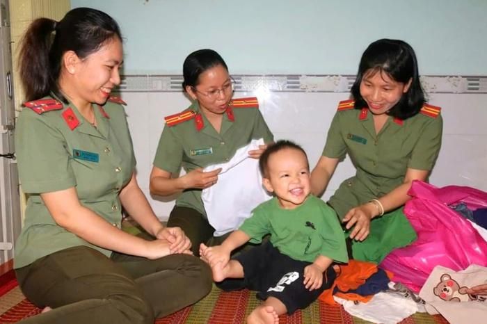 Các "Mẹ đỡ đầu" luôn dành sự quan tâm đặc biệt đến trẻ em có hoàn cảnh đặc biệt khó khăn