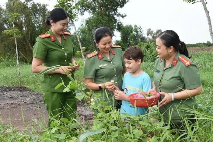 Hội Phụ nữ Công an tỉnh Đồng Tháp thăm hỏi, chia sẻ với con đỡ đầu