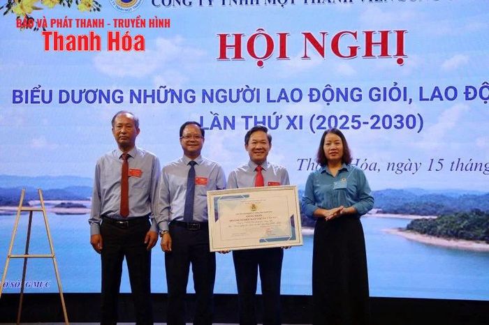 Tập thể Công ty TNHH MTV Sông Chu nhận bằng công nhận “Doanh nghiệp đạt chuẩn văn hóa” giai đoạn 2020-2024 của Liên đoàn Lao động tỉnh.