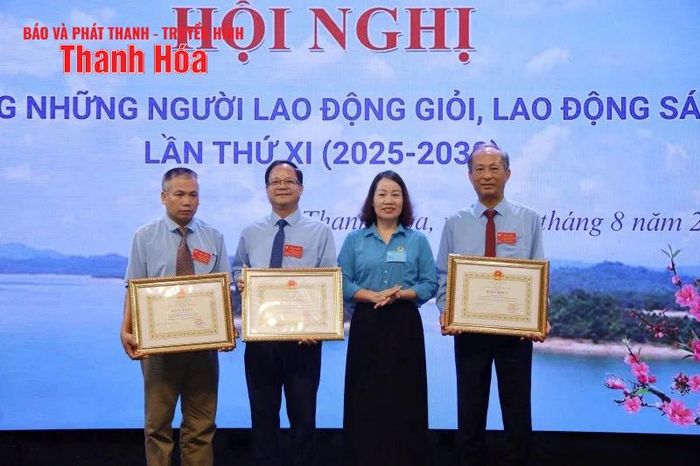 Lãnh đạo Liên đoàn Lao động tỉnh trao Bằng khen của Chủ tịch UBND tỉnh tặng các cá nhân có thành tích xuất sắc.