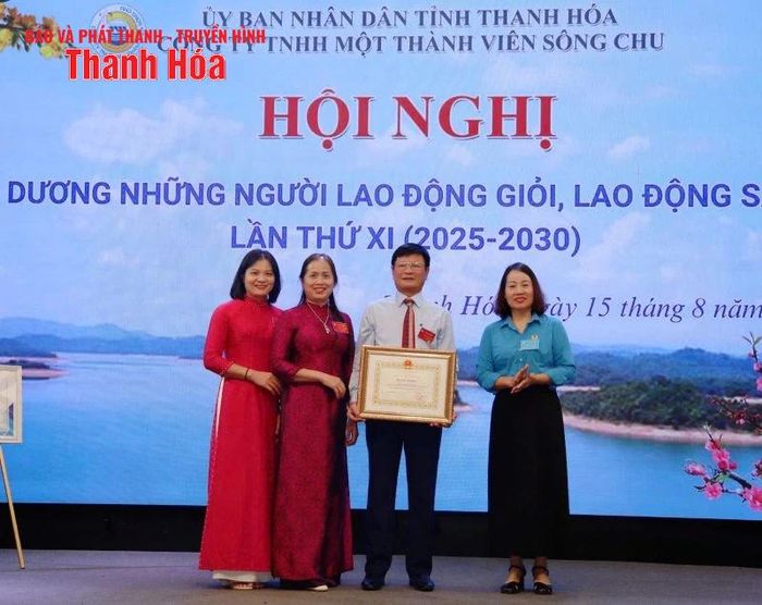 Lãnh đạo Liên đoàn Lao động tỉnh trao bằng khen của Chủ tịch UBND tỉnh tặng tập thể có thành tích xuất sắc.
