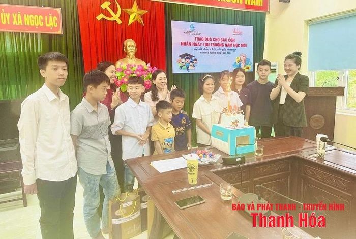 Tại buổi trao quà, các cháu được dự buổi liên hoan tiệc ngọt tình cảm, ấm cúng.