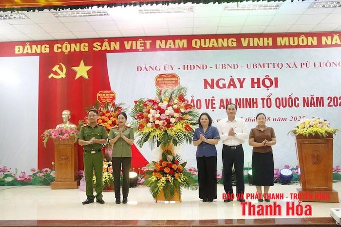 Đại diện lãnh đạo phòng PV01, PC10 Công an tỉnh tỉnh tặng hoa chúc mừng Ngày hội.