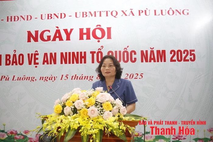 Đồng chí Bùi Thị Hoa, Bí thư Đảng ủy, Chủ tịch HĐND xã Pù Luông phát biểu tại Ngày hội.