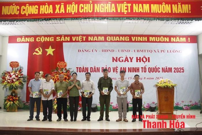 Thượng tá Nguyễn Thị Hiền, Phó trưởng Phòng Tham mưu, Công an tỉnh trao quà cho các đối tượng chính sách và quần chúng có thành tích xuất sắc trong thực hiện phong trào “Toàn dân bảo vệ an ninhg Tổ quốc”.