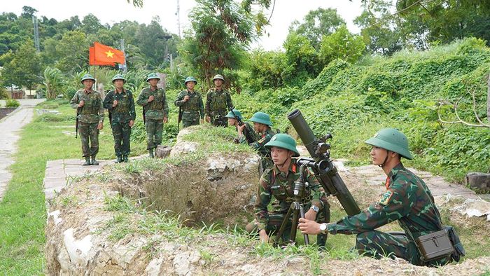 Đại đội Hỗn hợp 7, Tiểu đoàn 519, Trung đoàn 893 (Bộ Chỉ huy Quân sự tỉnh) huấn luyện nâng cao khả năng sẵn sàng chiến đấu. Ảnh: THU OANH