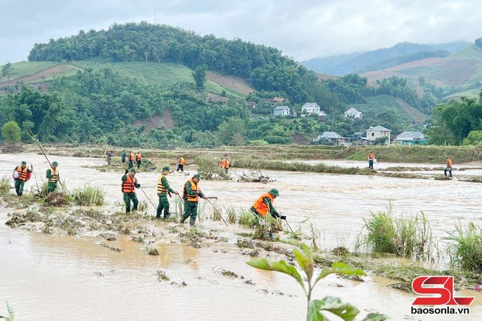 Lực lượng Bộ đội Biên phòng tham gia tìm kiếm, cứu nạn tại xã Sốp Cộp.