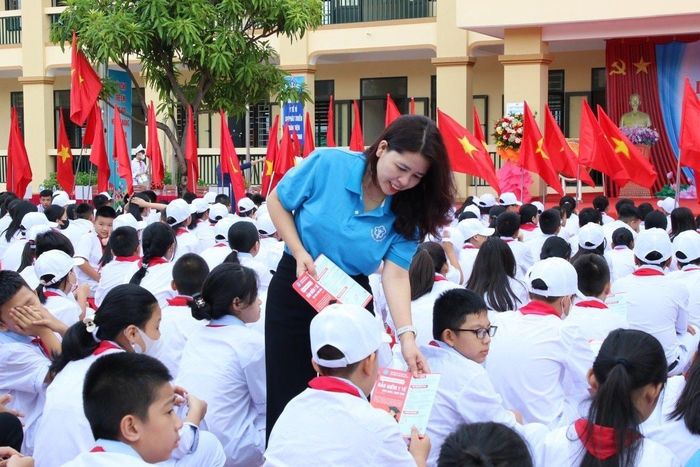 Thông tin về chính sách, quyền lợi bảo hiểm y tế đến học sinh. Ảnh: Duy Nguyễn