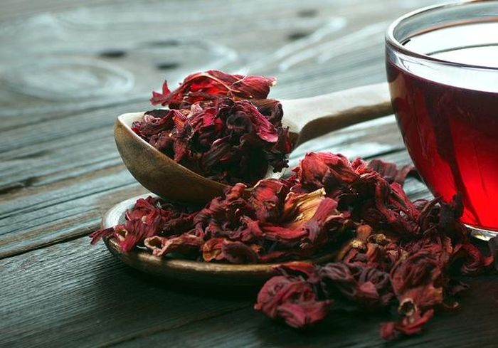 Trà hoa dâm bụt thơm mát và có tác dụng giải nhiệt hiệu quả.
