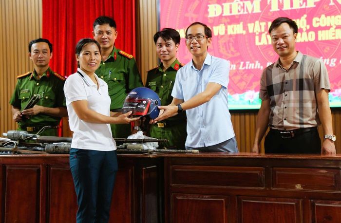 Nhân dân tự nguyện giao nộp vũ khí, công cụ hỗ trợ, pháo đổi lấy mũ bảo hiểm.