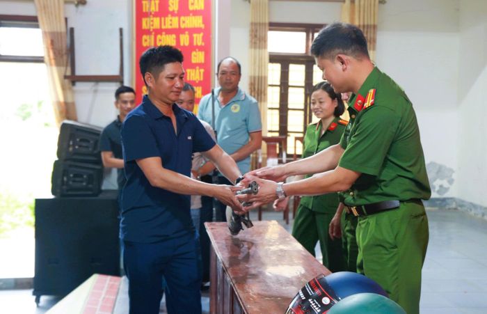 Ngày hội toàn dân giao nộp vũ khí, vật liệu nổ, nâng cao ý thức phòng ngừa tội phạm trong nhân dân.