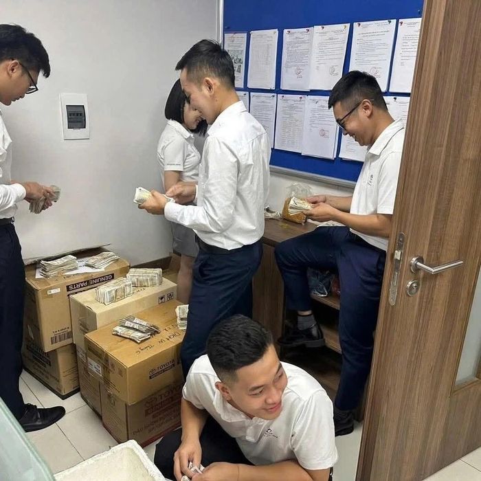 Cửa hàng xe đã huy động khoảng 20 nhân viên từ phòng kinh doanh và một số phòng ban khác để đếm số tiền trong 2 tiếng. 