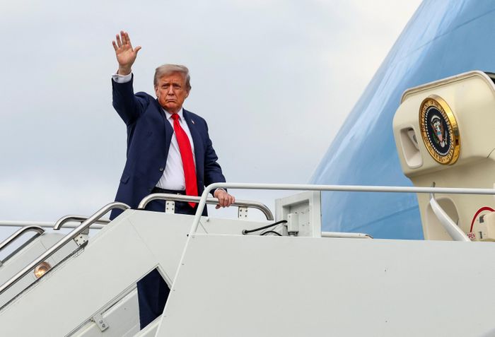  Tổng thống Mỹ Donald Trump vẫy tay chào khi bước lên chuyên cơ Không lực Một để rời đi sau cuộc gặp với Tổng thống Nga Vladimir Putin tại Căn cứ Liên hợp Elmendorf-Richardson, Alaska (Mỹ) ngày 15/8. Ảnh: Reuters. 