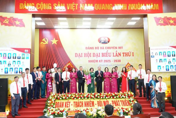 Ủy viên Ban Thường vụ Thành ủy Hà Nội Bùi Huyền Mai cùng lãnh đạo các sở, ngành chúc mừng thành công Đại hội.