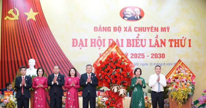 Ủy viên Ban Thường vụ Thành ủy Hà Nội Bùi Huyền Mai chúc mừng thành công Đại hội.