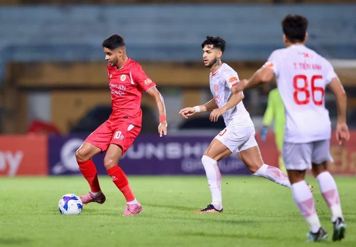 CAHN (áo đỏ) làm khách trước BG Pathum United vào ngày 20/8.Ảnh: Hoàng Linh