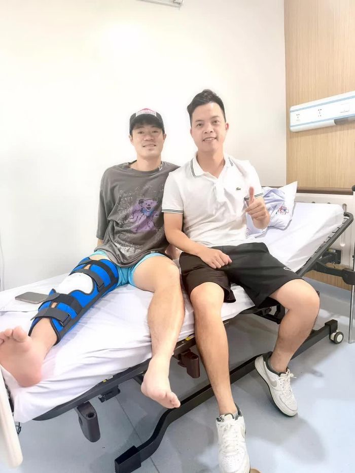 Văn Toàn (trái) xuất viện hôm qua 15/8 sau ca phẫu thuật.Ảnh: FB nhân vật